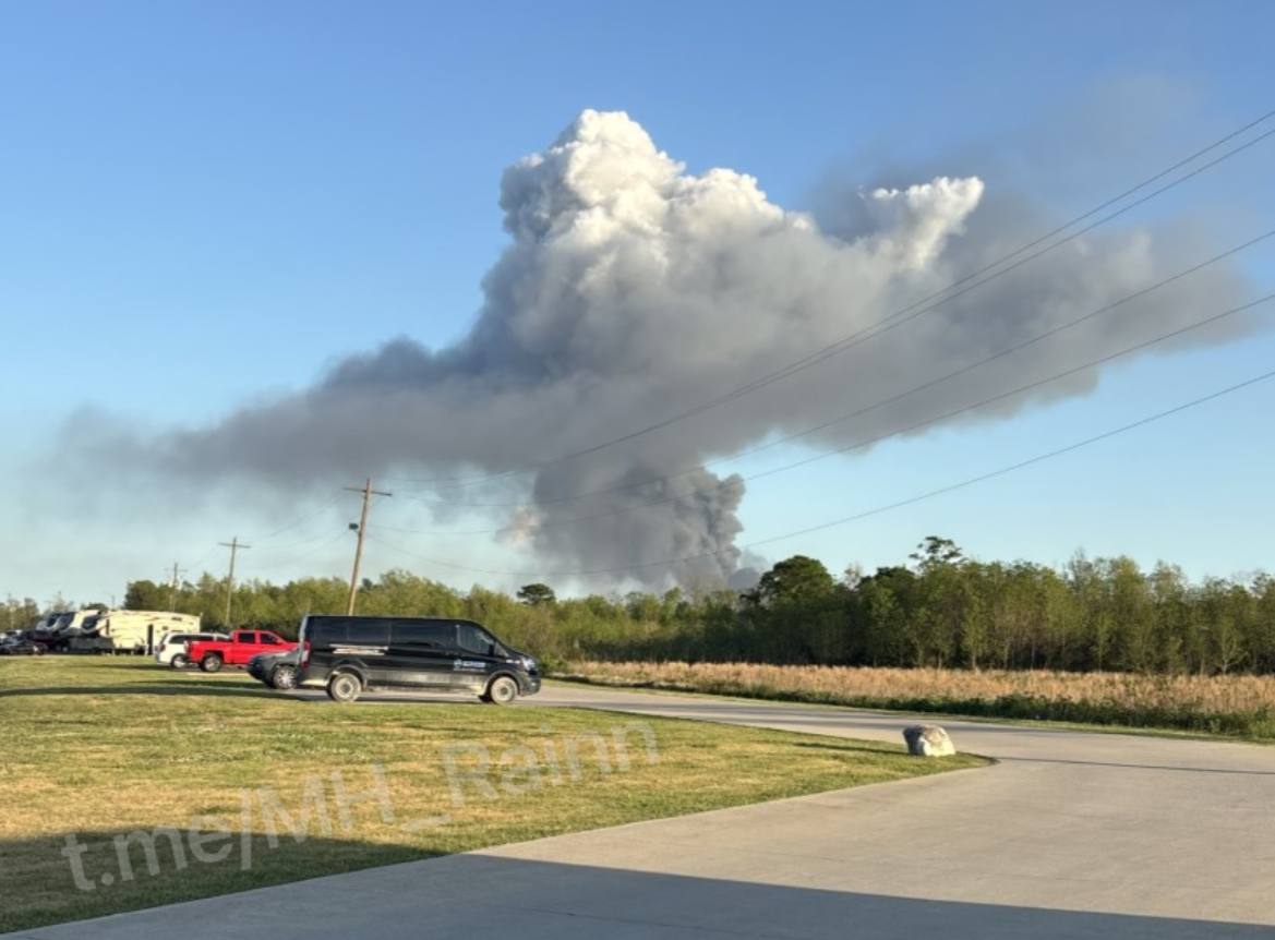 theinformant_x's tweet image. ❗️⚠️🇺🇲 - Authorities in Port Arthur, Texas, responded to reports of a large explosion at the Valero refinery on Monday evening, March 23, 2026. 

Local news outlets described a significant blast that sent a large plume of black smoke into the sky.

Port Arthur police confirmed