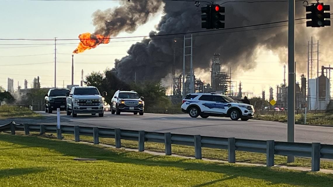 theinformant_x's tweet image. ❗️⚠️🇺🇲 - Authorities in Port Arthur, Texas, responded to reports of a large explosion at the Valero refinery on Monday evening, March 23, 2026. 

Local news outlets described a significant blast that sent a large plume of black smoke into the sky.

Port Arthur police confirmed