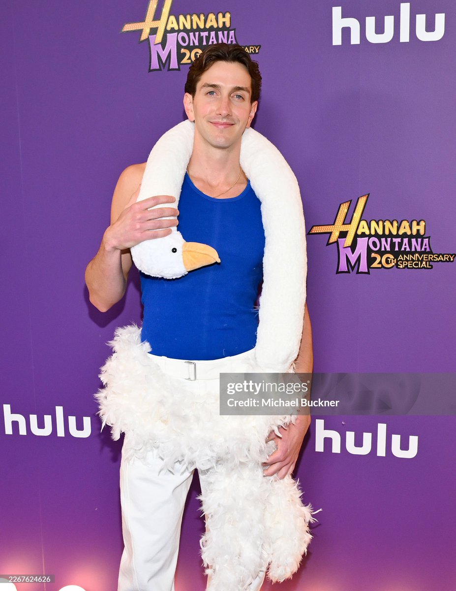 katie is on cloud 9☁️🩷 tweet media