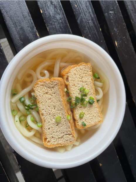 94dfncls's tweet photo. 熊本城で、「きつねうどん」。油揚げが名物。 https://t.co/34dYr4VW9B