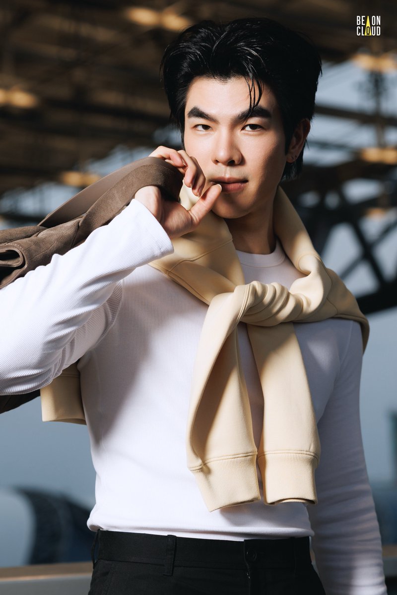 ภาพ Airport Look ของ มาย-ภาคภูมิ ก่อนออกเดินทางไปร่วมงาน COS SPRING SUMMER 2026 SHOW ✨

#MileFlytoCOSSS26