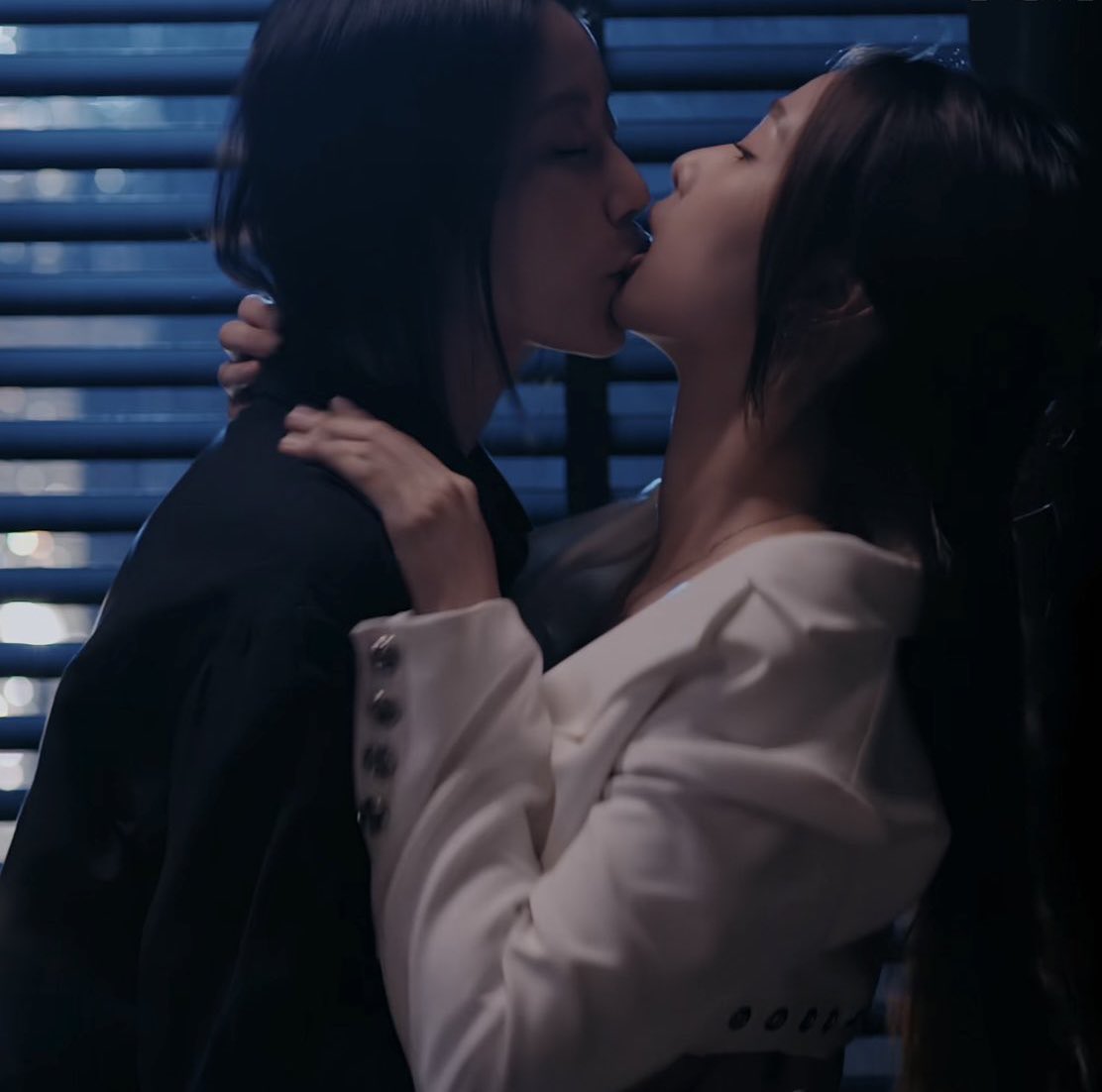 meowntf's tweet photo. gaya ciuman namtanfilm tuh selalu ada adegan bibir bawah racha kesedot🙂‍↔️😏

#GirlRulesSeriesEP3 https://t.co/Q0GWWX8FcO