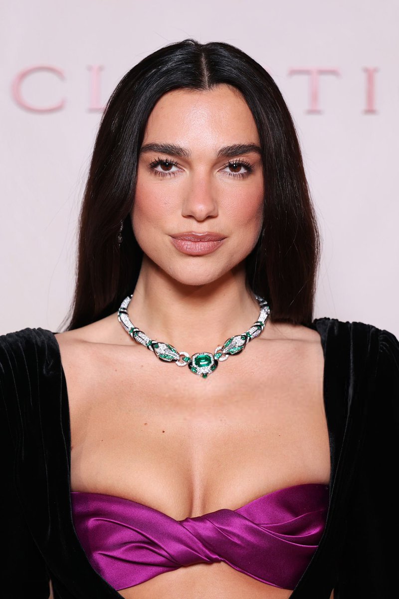 dualipacentral_'s tweet photo. O face card mais poderoso do mundo é o da Dua Lipa https://t.co/TCJbL3leeN