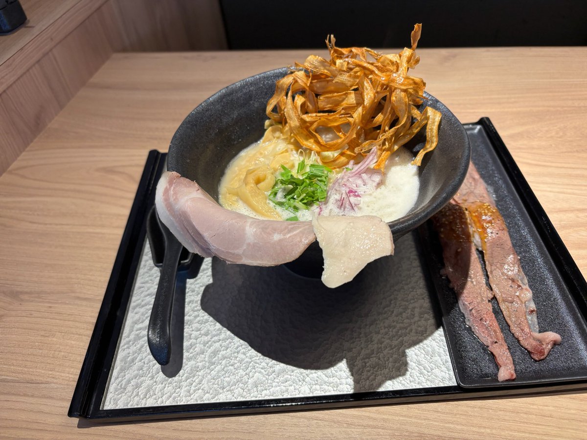 【肉寿司】販売中！✨

国産牛ブリスケを注文ごとに炙り、香ばしさと脂の旨みがジュワッと広がる一貫🔥
ひと口サイズで食べやすく、女性にもおすすめ◎

座銀・◯de▽・NEXT□、座銀DIVeRSITYでご提供中！ぜひ😋