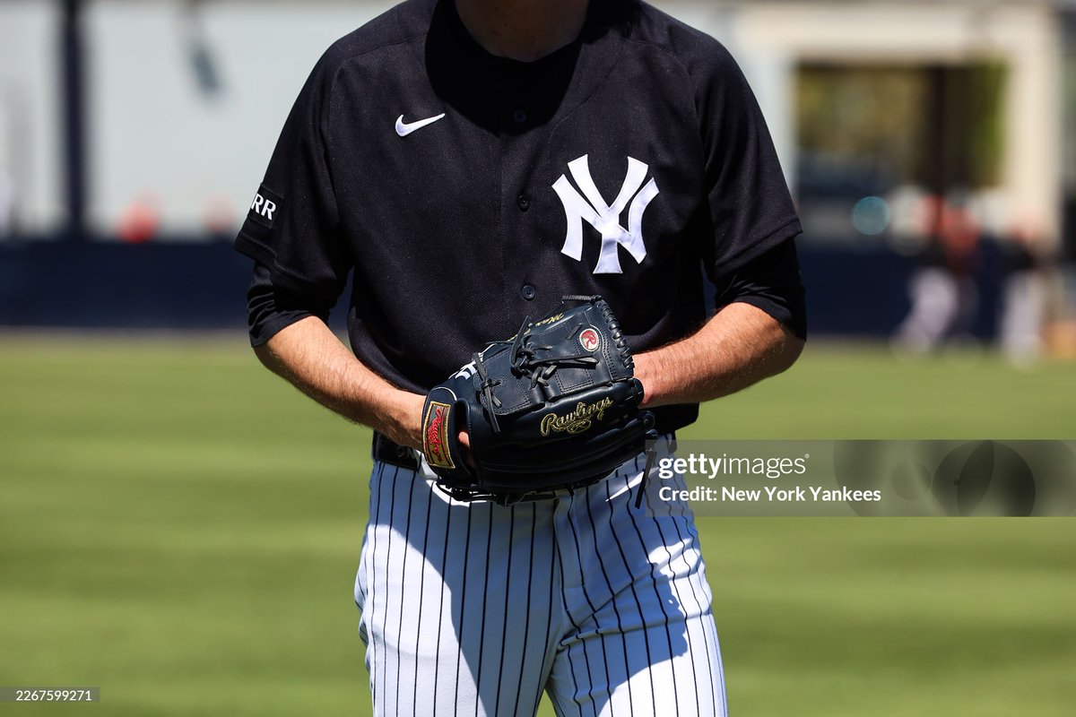 FriedCrave's tweet image. Headless Max makes an appearance in new photo (from March 19th) 

(via gettyimages)