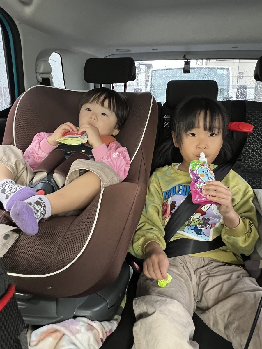 minamiracle's tweet photo. 羽田空港までパパのお迎え。仕事で沖縄に行っていたパパが3週間ぶりに帰ってきました。ずっと会いたがっていた娘🧒🏻
パパを見つけると走り寄ってしがみつく子供達👶🧒🏻💕
帰ってからも「パパ充電が足りないギューして」とたくさんギューしてもらっていました😆

#羽田空港お迎え✈️ 
#パパと子供達 https://t.co/HgMOHF5qkB
