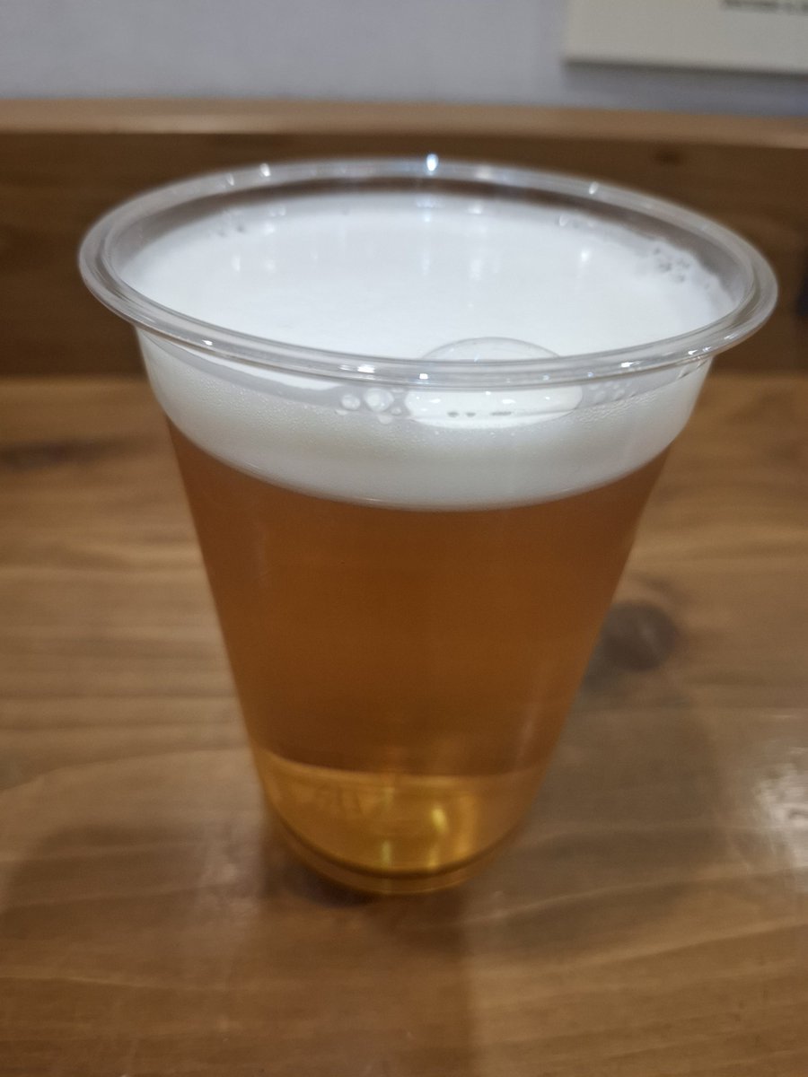 今日は羽目を外して遊ぶ日なので
朝からいきます！
博多駅にて両サイドにPCカタカタサラリーマンで悪いけどまぁ関係ないし😄