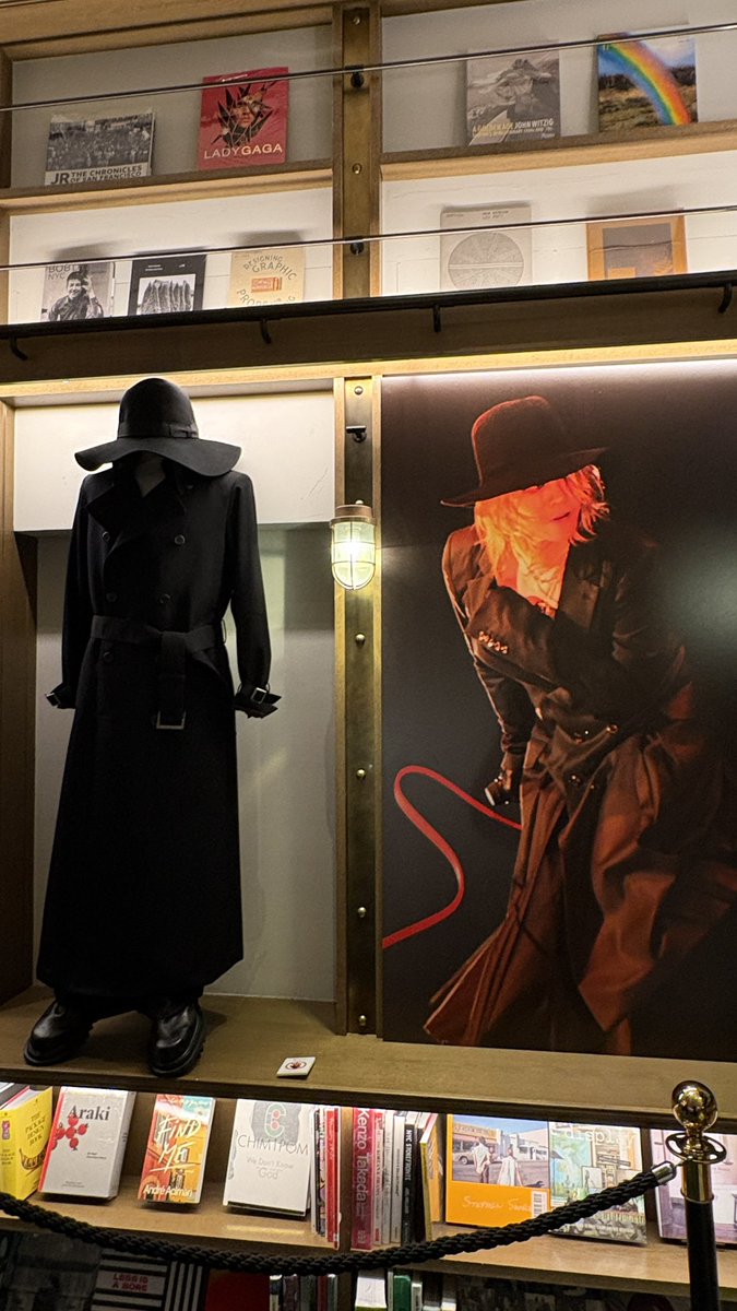 taketake_c's tweet photo. 白シャツ…🤤
衣装の展示あった
#HYDECAFE https://t.co/PssrRx7Sk2