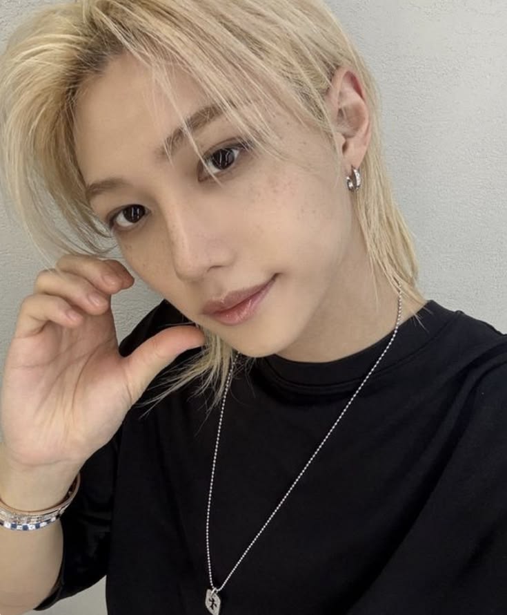 milyyyypp's tweet image. #Os #chanlix 
"Lo que nunca dije."
Felix ama a Chan en silencio y prefiere callar antes que perderlo, aunque eso lo rompa.