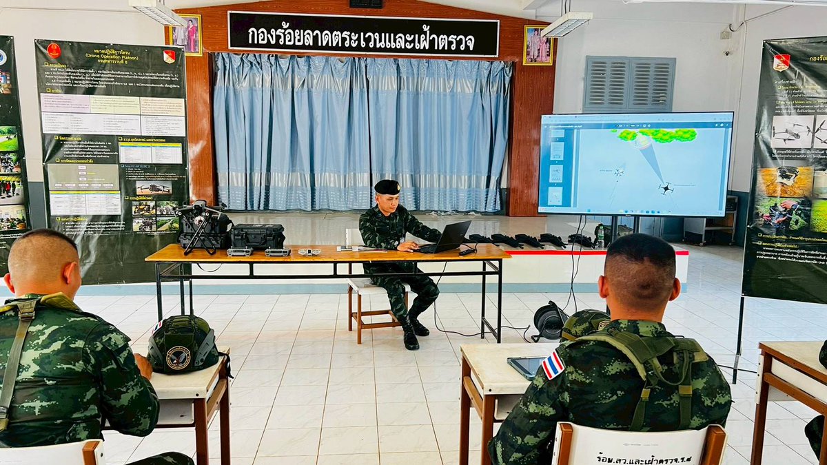 army_greenbrain's tweet photo. พี่ทหารทำการฝึก Unit school ในเรื่องการใช้อากาศยานไร้คนขับ เพื่อให้กำลังพลมีความรู้ ความเข้าใจ สามารถปฏิบัติภารกิจได้อย่างมีประสิทธิภาพ

หน่วย : กรมทหารราบที่ 8
ณ : ค่ายสีหราชเดโชไชย อ.เมือง จ.ขอนแก่น
#ทหาร https://t.co/GnopEnNZdq