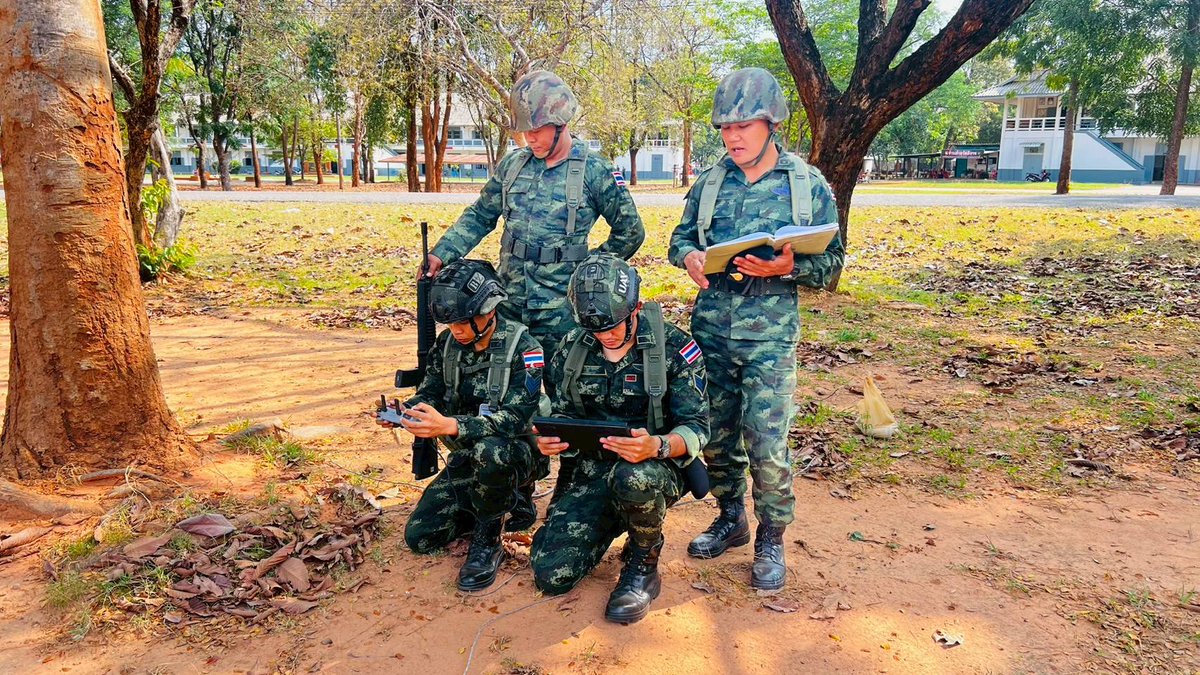 army_greenbrain's tweet photo. พี่ทหารทำการฝึก Unit school ในเรื่องการใช้อากาศยานไร้คนขับ เพื่อให้กำลังพลมีความรู้ ความเข้าใจ สามารถปฏิบัติภารกิจได้อย่างมีประสิทธิภาพ

หน่วย : กรมทหารราบที่ 8
ณ : ค่ายสีหราชเดโชไชย อ.เมือง จ.ขอนแก่น
#ทหาร https://t.co/GnopEnNZdq