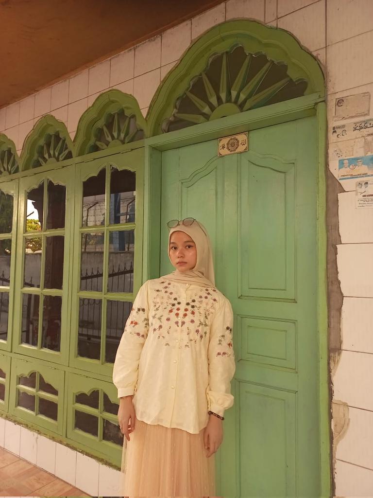 preloved Pashmina Viscose WMD - ivory, baru sekali pakai pas lebaran aja😭 no minus ya, masih ada pouch nya, bisa co oren 🍊 50 ribu yaa, dom Medan

#preloved #viscose #viscosewmd #pashmina