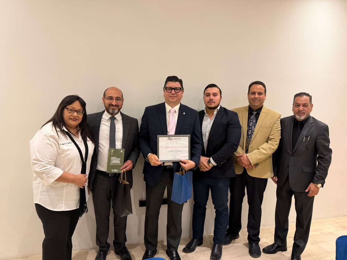 El día de hoy, la <a href="/UmanSemejor/">UMAN</a> reconoció al doctor <a href="/HeberardoConH/">Heberardo González G.</a> colocando una placa con su nombre en la pared de “Abogados Distinguidos”.
Además, tuve el honor de participar en la presentación de su más reciente obra jurídica: “Curso Básico de Derecho Procesal Laboral”.