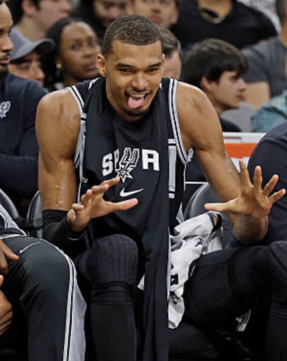 insane poses tweet media