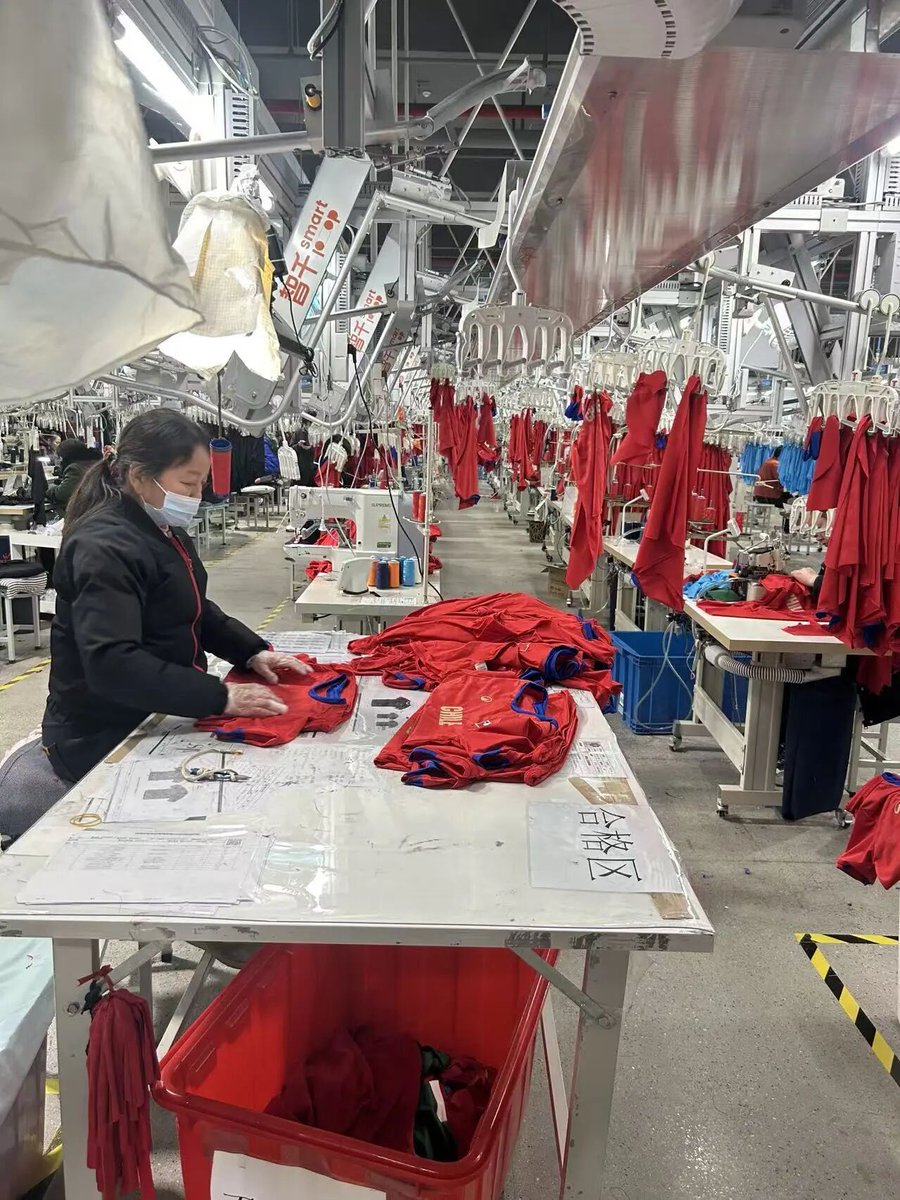 HenanPlus's tweet image. Superpower Town No. 23
Your blankets, cushions, Uniqlo, ZARA, CK clothes, even NBA jerseys—many are “Made in Xiping,” Henan. 70+ garment companies, 6,000+ workers, 80M+ pieces/year. Tradition meets smart manufacturing. #MadeInXiping #ChinaTextiles #SmartFactory #GlobalFashion