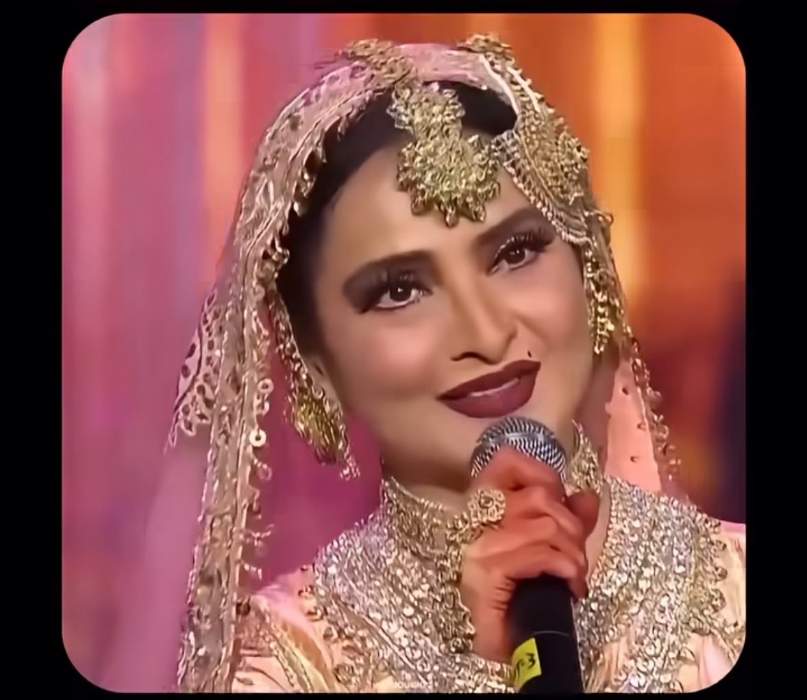 अमिताभ जी ने धोखा दिया, वो इंतज़ार में शादी नहीं की…

रेखा की बेमिसाल प्रेम कहानी लोगों को आज भी सच्चे प्यार दास्ताँ दिखाती है। है। 1976 में फिल्म ‘दो अंजान’ की शूटिंग के दौरान अमिताभ और रेखा के बीच केमिस्ट्री शुरू हुईं। 

सिलसिला फ़िल्म के दौरान में दोनों में रोमांस रियल लाइफ