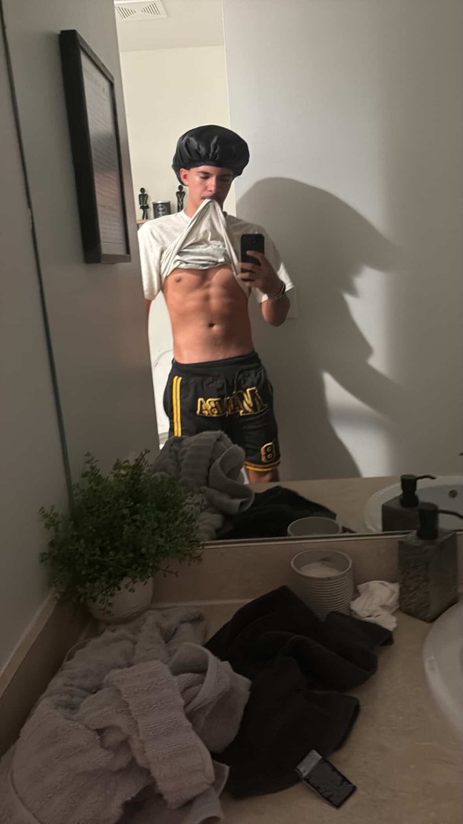 Alexand09035462's tweet photo. GOODNIGHT TO ALL THE FINE PAPAS 
#gay #bi #DL #muscles #hmu https://t.co/Z7TWFLf2bp