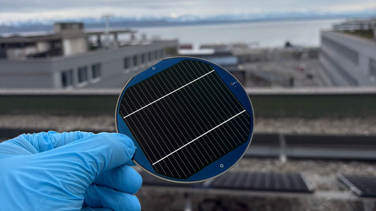 Ronald_vanLoon's tweet image. Record efficiency achieved for perovskite-silicon triple-junction solar cells
by @EPFL_en @TechXplore_com

Learn more: bit.ly/4rGjOIw
  
#Sustainability #TechForGood #CleanEnergy