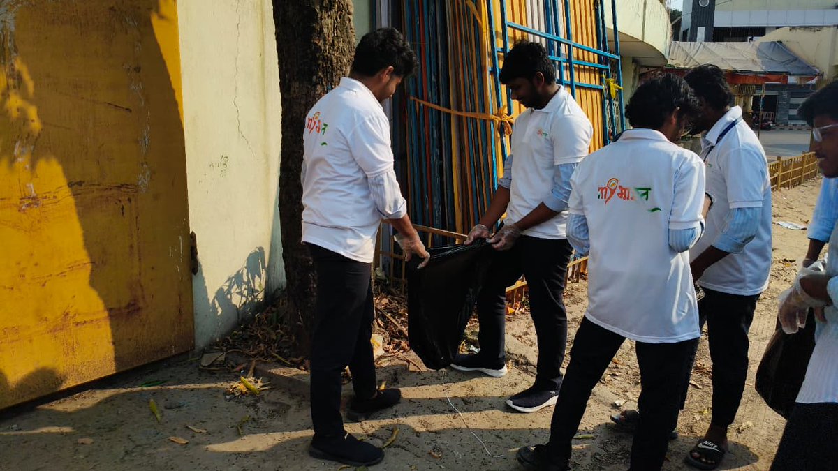 nykseluru's tweet photo. MY Bharat-Eluru has organised. Shaheed Diwas MY Bharat Volunteers, joined hands for Shramdaan ahead of Shaheed Diwas Padyatra,
#MYBharat 
#MYBharatMYResponsibility
#MeraBharatMeriZimmedari https://t.co/tSRoFj3yJb