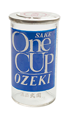 ozeki_jp's tweet photo. 大関といえば！な看板商品「ワンカップ」🍶

実は最初のワンカップはプリント瓶だったんです👀💡
オイルショックの影響で、プリント瓶からラベル貼りに変更し、今のデザインになりました◎

みなさまに長く愛飲いただいているワンカップ、昔と今のボトルを見比べてみてください👇️

◀Before／After▶ https://t.co/A24bNXvbML