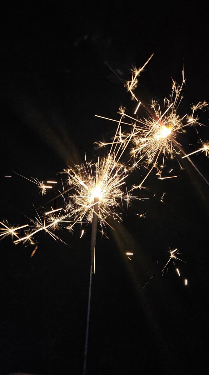 "يُشرع في العيد إظهارُ الفرح والسرور، والتمتعُ بأنواع المباحات، مع اجتناب الحرام؛ فحقيقةُ شكرِ الله أن يُبادرَ العبدُ إلى طاعته، وأن يتنعم بما أحل اللهُ له" 🤍