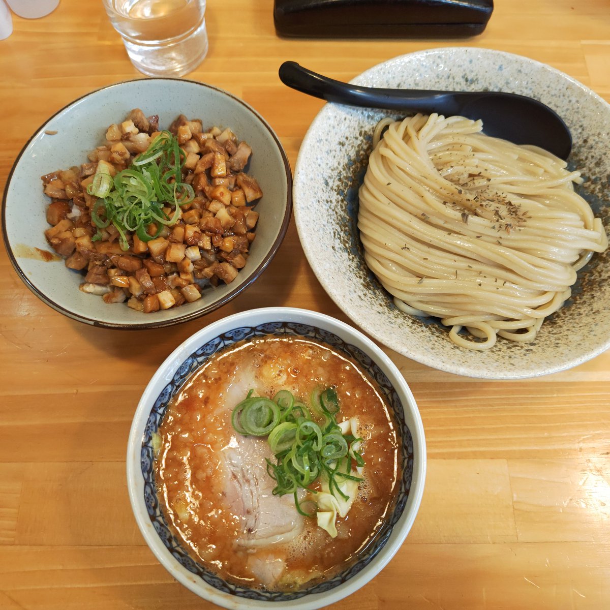 jyuJyFzFhi3Fn6t's tweet photo. 平日最強ランチセット
「トマトつけ麺 & チャーシュー丼」
此方のトマトつけ麺は初!?🤔
キャベツ豚バラメンマ葱が入り、大蒜風味豊か酸味控えめ甘さを感じるつけ汁
〆はチャーシュー丼ドボン、🧀追加のチーズリゾット
タバスコの味変👍
ご馳走様でした!
#RAMENSTAND #ラーメンスタンド #熊谷市 https://t.co/pNfEt5VEqj