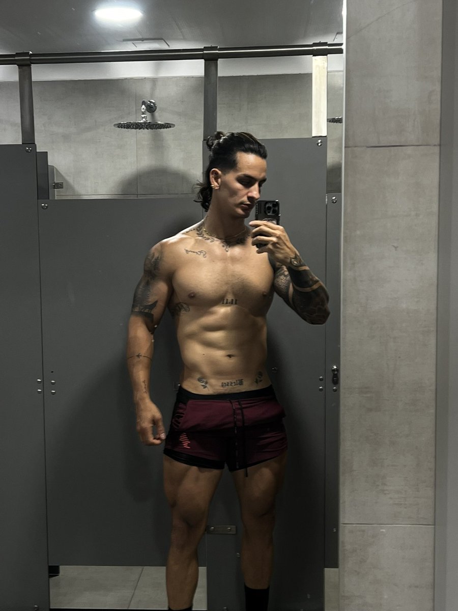 king_hot tweet media