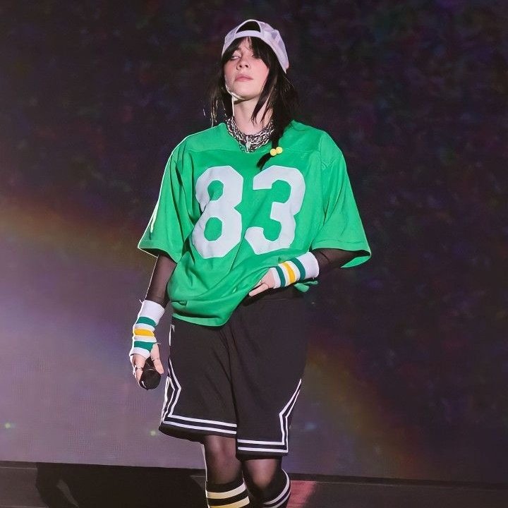Nem todo artista consegue sustentar show só no carisma e talento. Tem artista que se tira o cenário, as mil trocas de figurino e dançarinos, não tem show nem audiência. Falta ousadia...
Lembrando que a Billie tem o record de audiência do Lolla fazendo o show como ela sempre quis