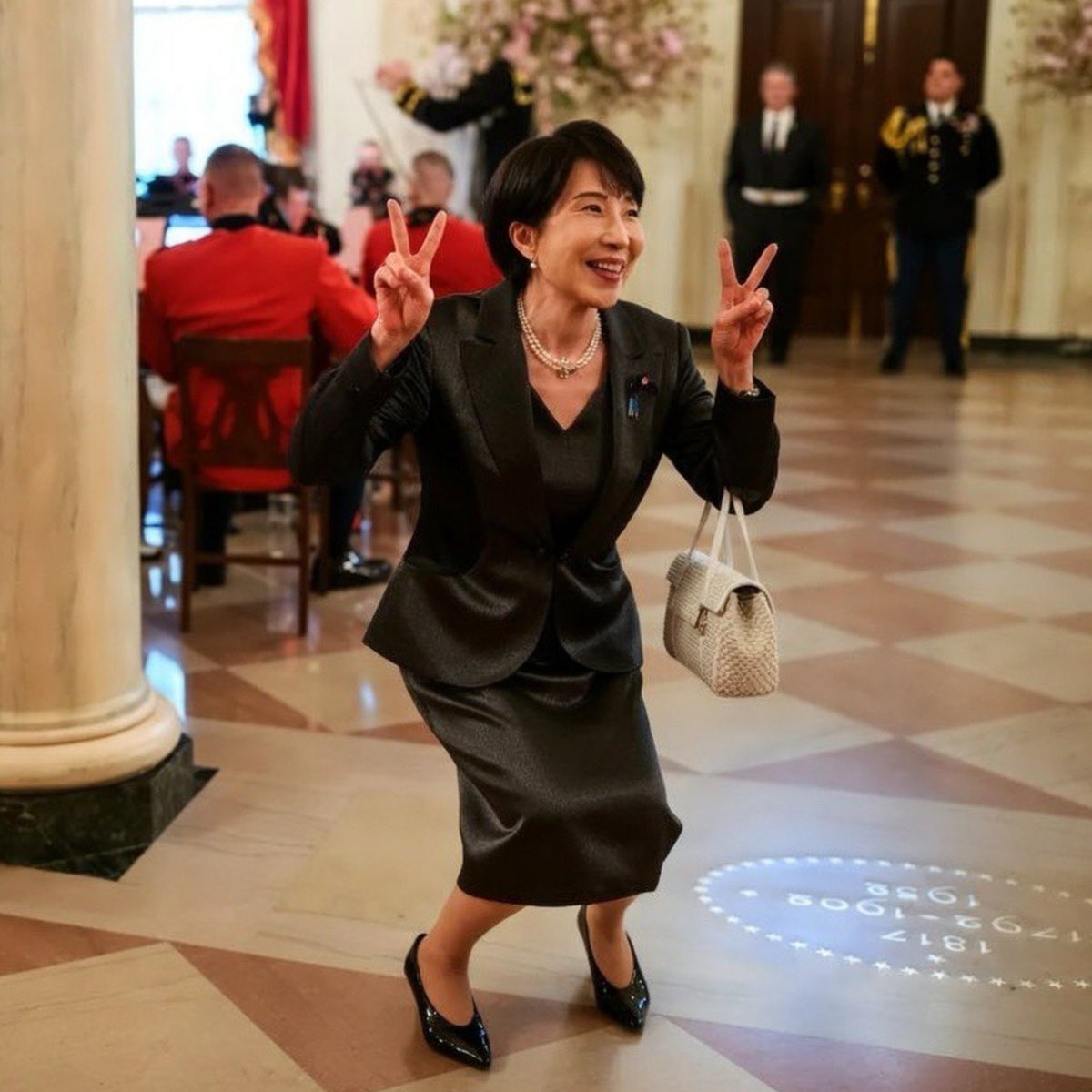 kfqxc's tweet photo. 高市早苗访美“高光时刻”：跳舞、咧嘴、神态夸张，极尽谄媚之能事，全力讨好美国主子，可惜白宫转头就把高市的丑照曝光 https://t.co/BYcBzTt0gO