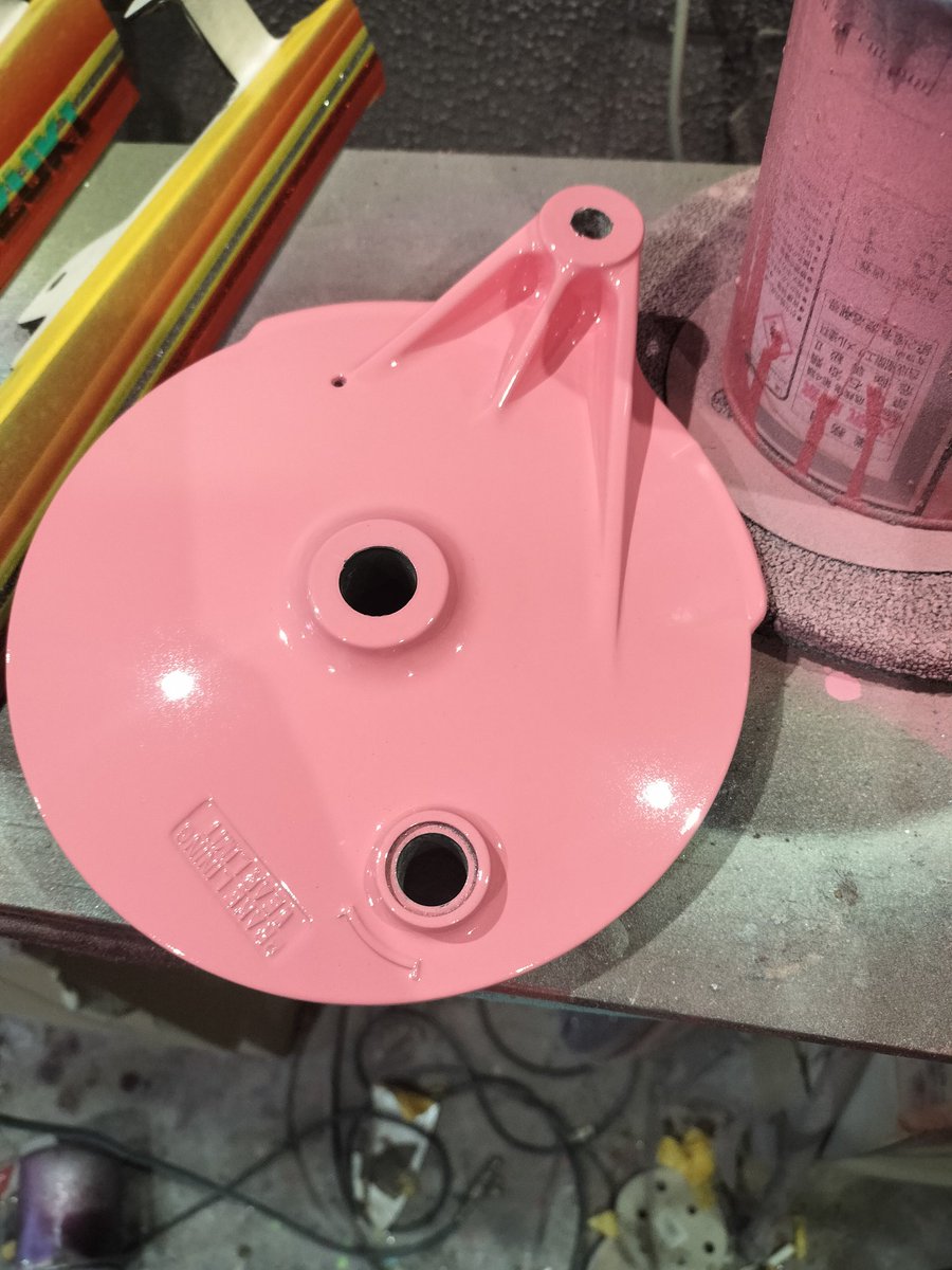 ﾊﾞｲｸのｶｽﾀﾑﾍﾟｲﾝﾄ屋の作業風景 tweet media