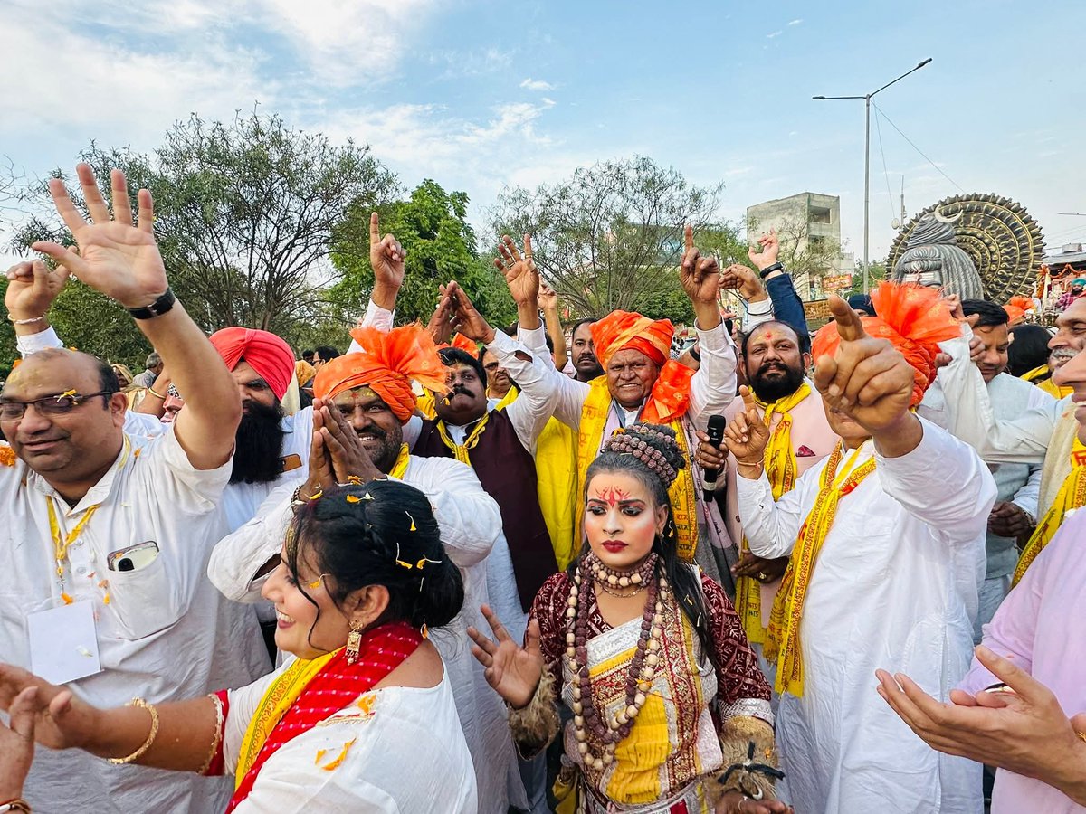 RamGejja's tweet photo. ਰਾਮਨੋਮੀ ਮੌਕੇ ਵਿਸ਼ਾਲ ਰੱਥ ਯਾਤਰਾ ਦੁਗਰੀ ਲੁਧਿਆਣਾ ਵਿਖੇ ਕੱਢੀ ਗਈ ਜਿਸ ਵਿੱਚ ਵਿਸ਼ੇਸ਼ ਤੌਰ ਤੇ ਹਾਜ਼ਰੀ ਲਗਾਈ ਅਤੇ ਨਾਲ ਸੈਂਟਰਲ ਵਾਲਮੀਕਿ ਸਭਾ ਇੰਡੀਆ ਦੇ ਜਿਲਾ ਲੁਧਿਆਣਾ ਦੇ ਜਿਲ੍ਹਾ ਪ੍ਰਧਾਨ ਕੇ ਪੀ ਰਾਣਾ ਜੀ ਹਾਜ਼ਰ ਰਹੇ।

@narendramodi @AmitShah @PMOIndia https://t.co/kiWriPDtSb