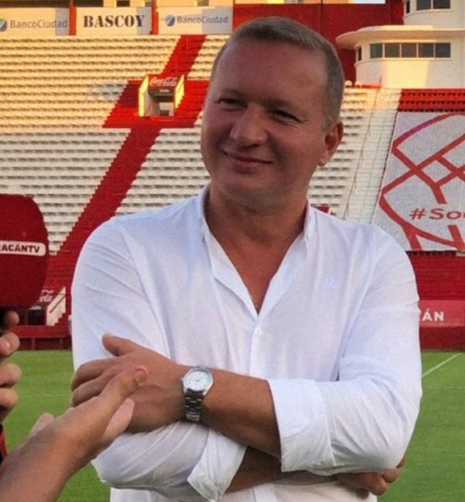 Este señor va a salir q decir algo o va a continuar LEVANTANDO LA MANO ?
