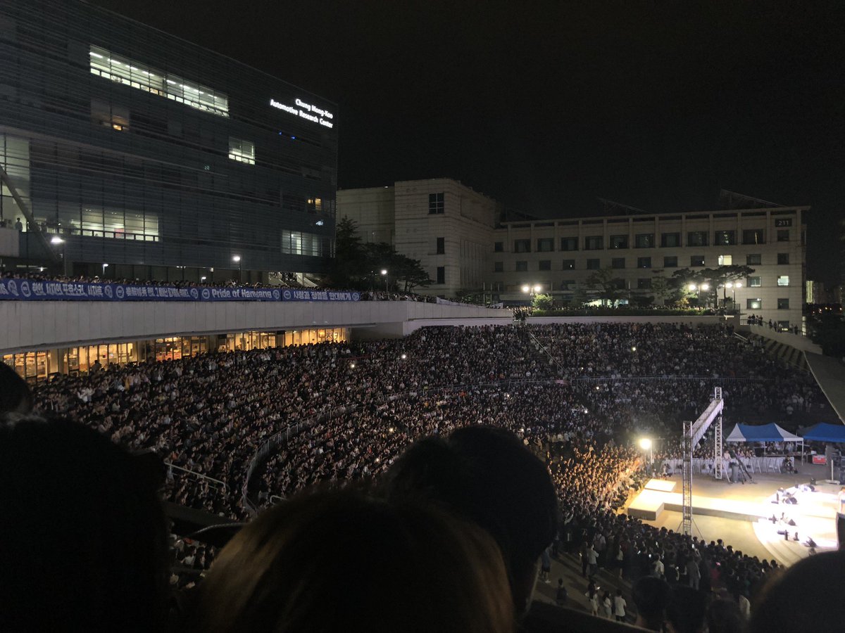 점심을 먹고 항상 산책을 하는데, 봄바람이 부니 대학시절 기억이 새록새록 떠오른다

대학 축제때 연예인 보고, 부스 가서 부어라 마셔라 술마시고…

이제는 그럴 시간도, 여유도 없다는게 마음이 참 그렇다
