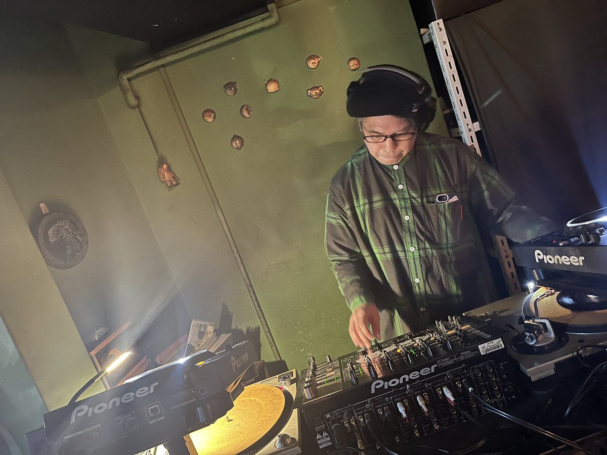 昨晩のTerminal Jive、有難うございました！ゲストとしてお招きしたDJフクタケさんの和洋ミックスしたNEW WAVE選曲とテクニックに酔いしれ、そしてオリさんとカントリー田村君のお誕生日もお祝い出来た幸せな夜になりました！

次回は4月27日(月)です。よろしくお願いします！