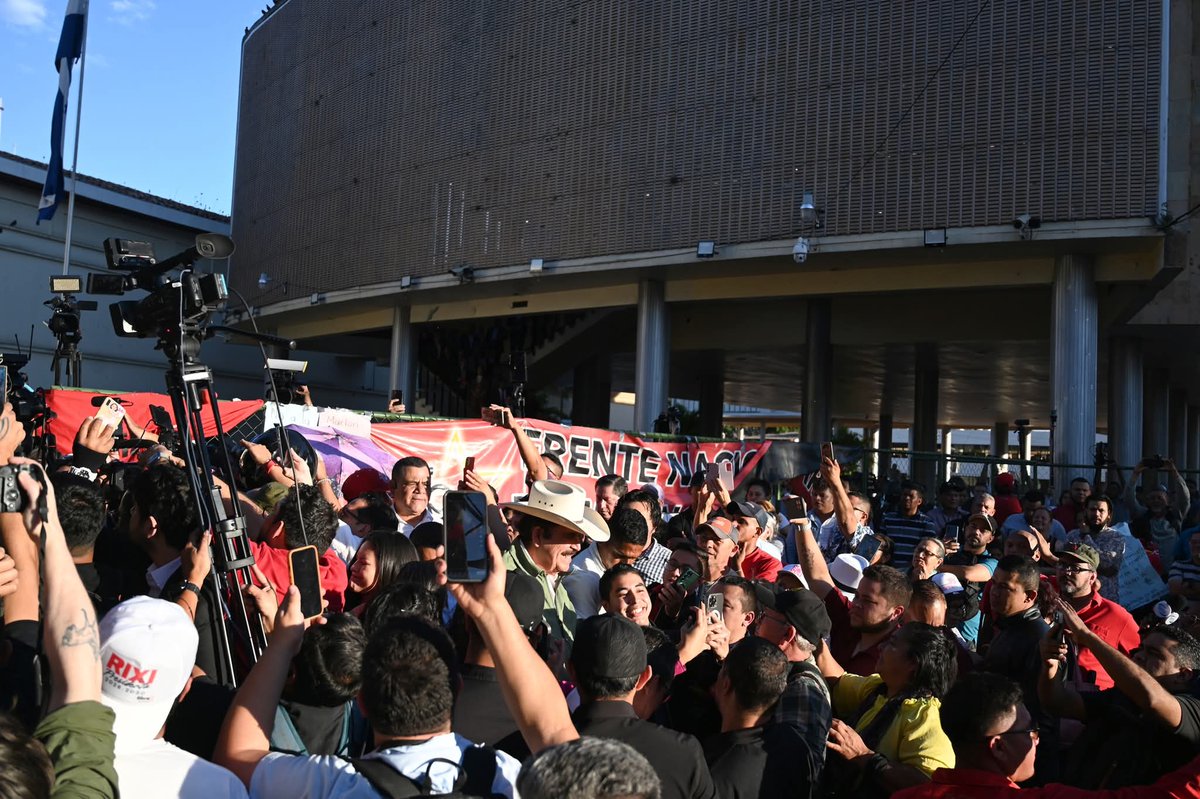 JNoeGodoy's tweet photo. ✊🇭🇳 El MAB junto al pueblo en los bajos del Congreso, respaldando a Marlon Ochoa, quien denunció el fraude.
El bipartidismo quiere destituirlo para callar la verdad y golpear a LIBRE.
Se equivocan: nacimos en la calle y ahí seguimos.
No nos callan. No retrocedemos.
HLVS 🚩 https://t.co/uXJe7wCcXe