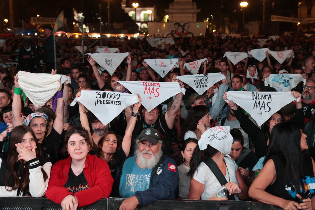 gargantapodero's tweet photo. Pañuelazo en la #VigiliaXlaIdentidad, así recibimos este 24M, a 50 años del Golpe de Estado, en donde tenemos que estar: en la Plaza. Por las y los 30 mil, por las Madres y las Abuelas. #NuncaMás, ¡ahora y siempre! Y como nos enseñó Norita... ¡Venceremos! https://t.co/26rGu7uKVF
