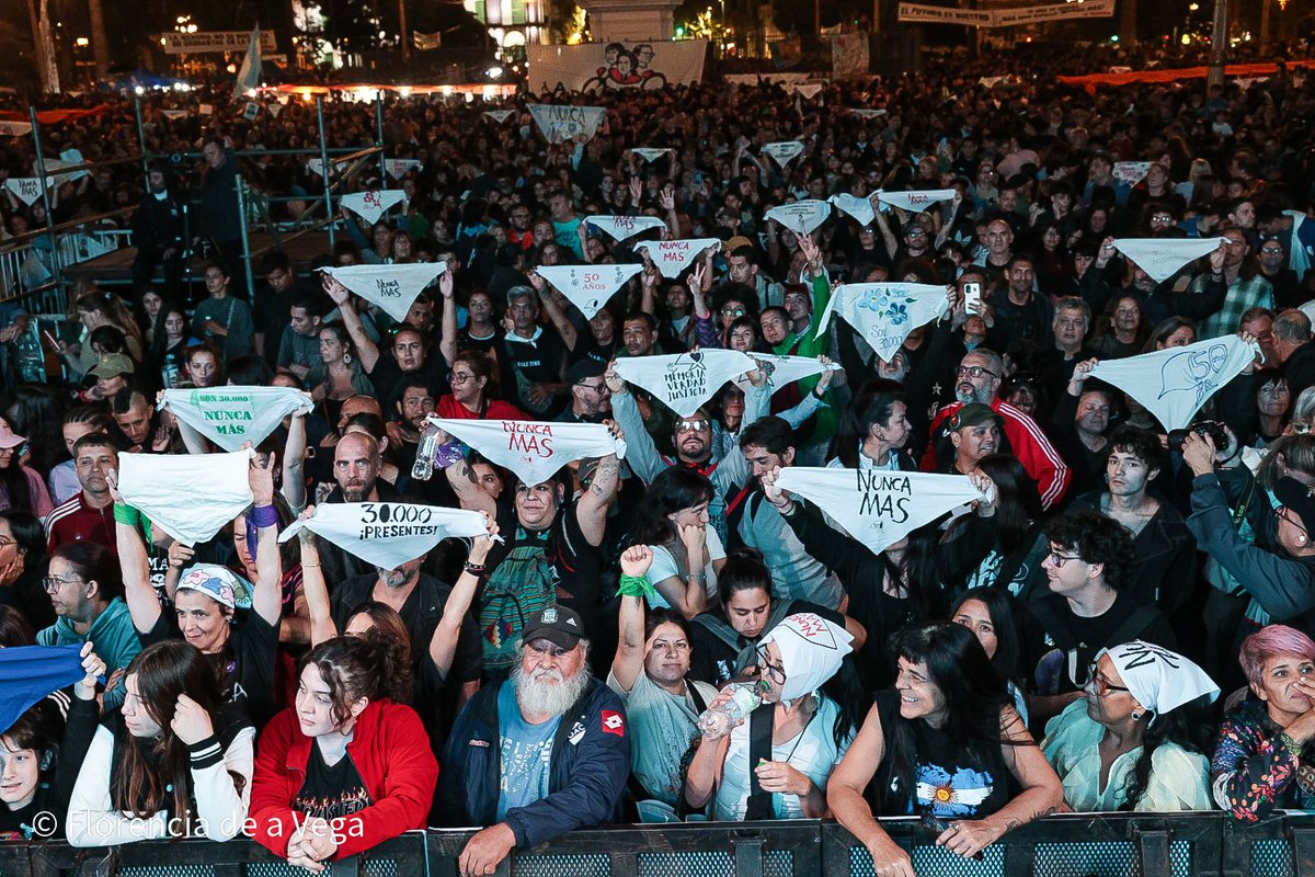 Pañuelazo en la #VigiliaXlaIdentidad, así recibimos este 24M, a 50 años del Golpe de Estado, en donde tenemos que estar: en la Plaza. Por las y los 30 mil, por las Madres y las Abuelas. #NuncaMás, ¡ahora y siempre! Y como nos enseñó Norita... ¡Venceremos!