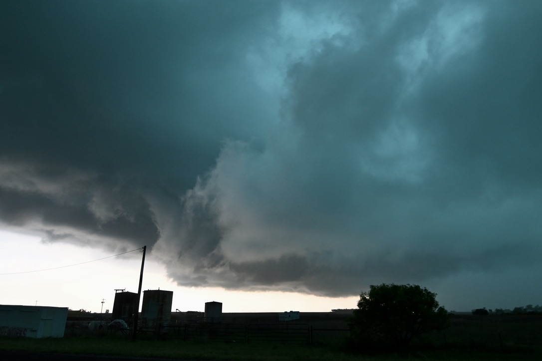 Ever wondered why the sky often turns GREEN before a tornado? NO FILTER ...