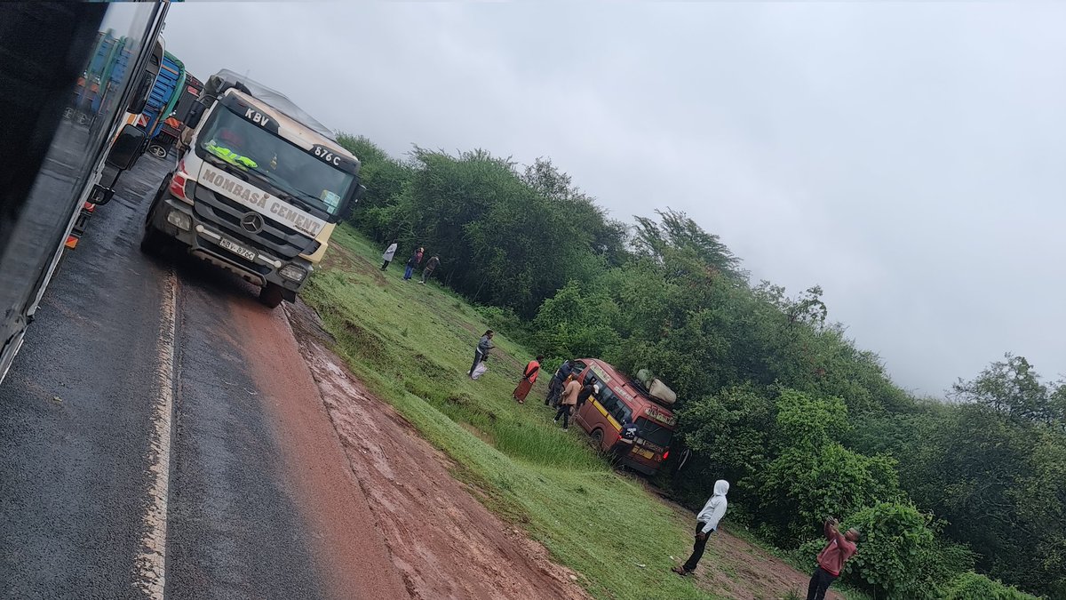Mombasa road is such a menace.... been stuck close to Sultan Hamud for 4 hours and everyone is calm. Just the one day I cheat on the SGR, I get punished 😅😅 Ass on Fire. Ule na yeye kajikaanga na yake 😆
