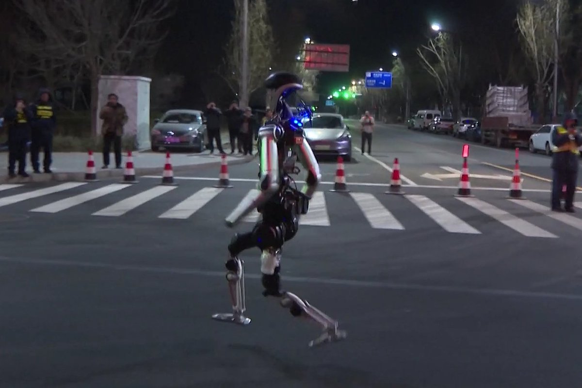 ChinaDaily's tweet image. More than 300 humanoid #robots will line up alongside human runners at a half-marathon in Beijing next month, as the capital steps up efforts to turn competitive events into a global platform for robotics innovation. #marathon bit.ly/40PKGuM