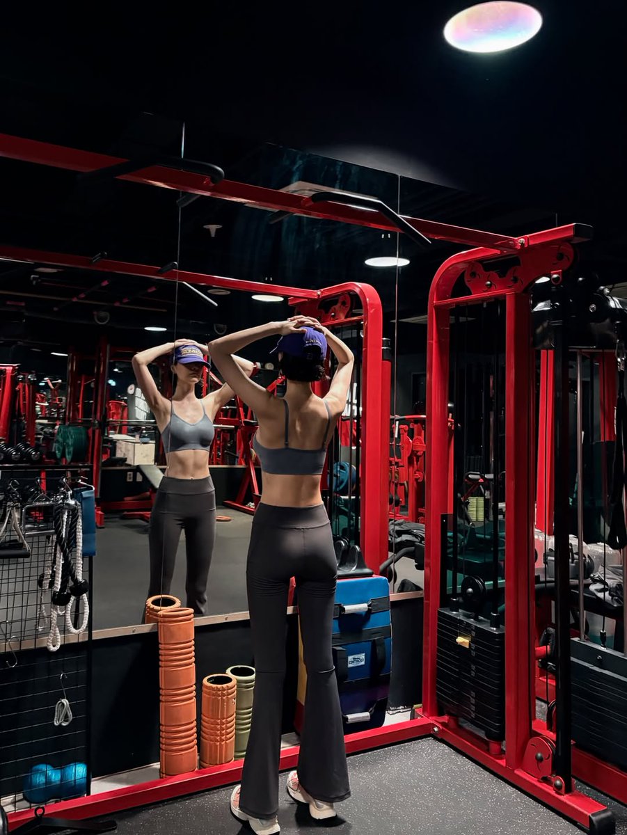 廉, Anneliese. tweet media