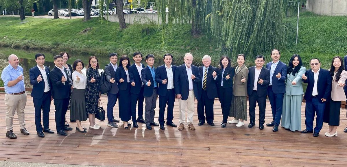 AusAmbVN's tweet image. What makes strong #maritime policy?
✔️ Technical expertise
✔️ Respect for international law
✔️ Strategic thinking

🇻🇳 &amp;amp; 🇦🇺 officials put these into action through hands-on workshops tackling shared challenges.

Trusted partners at #sea. 🇦🇺🤝🇻🇳