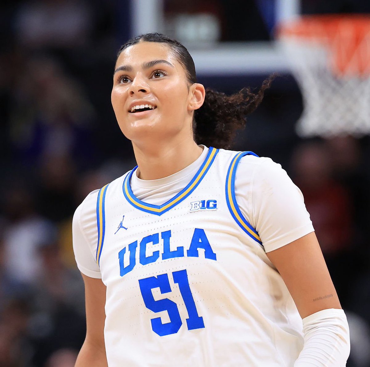 trendyhoopstars's tweet image. LAUREN BETTS VS NO. 8 OKLAHOMA STATE:

35 PTS
9 RBS
5 AST
15-19 FG
5-7 FT

NO. 1 UCLA ADVANCES TO THE SWEET 16! 🪄