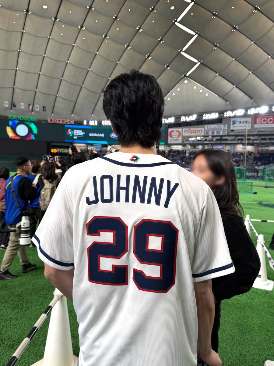 peachyjeyya's tweet photo. We don't even need to see his face to know he's handsome https://t.co/JltNGve42D