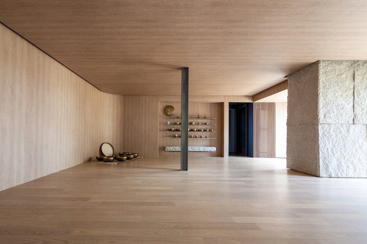 Architizer's tweet photo. This yoga studio is organized as a spatial sequence, using a linear wall and controlled circulation to shift users from urban noise to calm.

📍 Seoul, South Korea
Project by: 100A associates
Details: https://t.co/wBHXGjzCbq https://t.co/jfj10AB5Pv