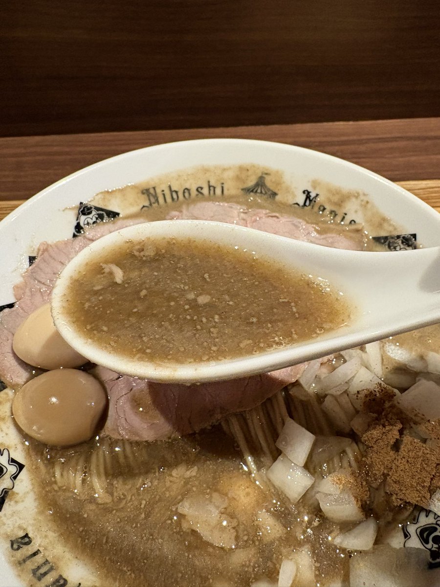 FamisoruR's tweet photo. NIBOSHIMANIA @蒲田
黒ラベル小瓶
ダツカマスニボプレッソ、うずら味玉
いりこ出汁とホタルイカの冷たいつけソバ
ニボプレは煮干濃ゆいんだけれど塩味まろやか〜。
パツポキ中細麺をすすりつつ、味玉やレアチャーでビール…たまんね🤤

つけソバのいりこ出汁に浸かっている平打ち麺はそのままでいくらでも食べられてしまう〜。
塩味強いイカの旨味溢れてるつけ汁くぐらせればそら美味いわ🤤
最後はいりこ出汁でスープ割り…良きシメ。

完食完飲、幸腹逸杯、ご馳走様でした🙏