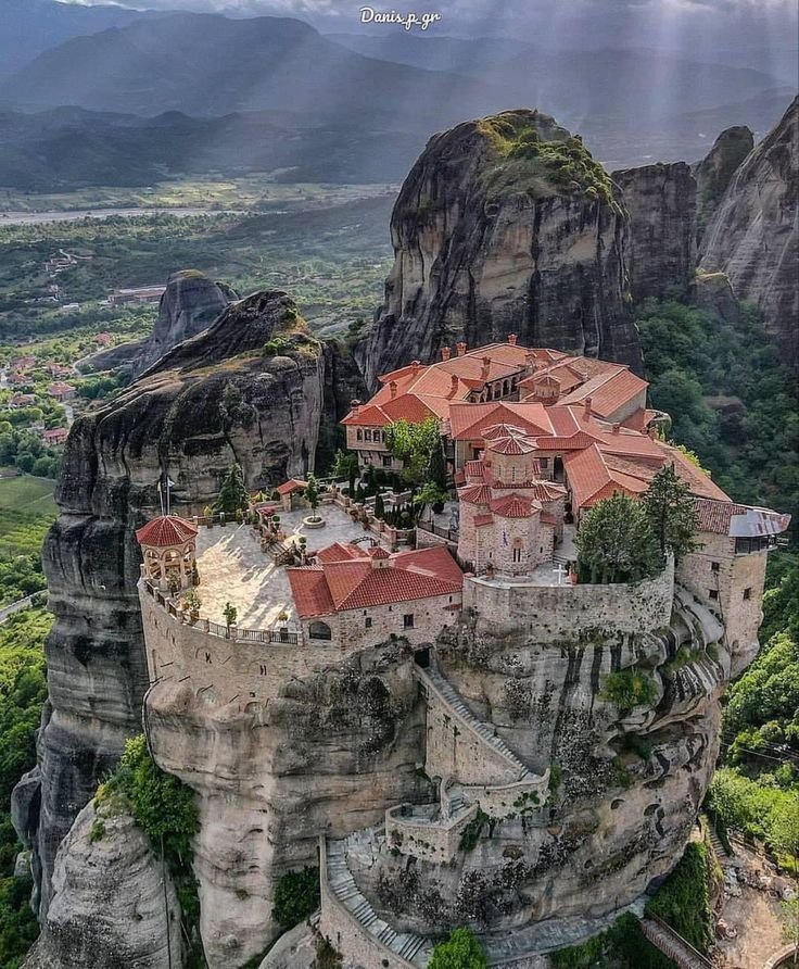 Meteora in central Greece 🇬🇷
