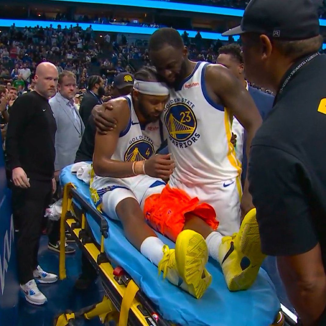BrooklynGuyNBA's tweet image. Draymond Green consolando o Moses Moody após a lesão 

Que imagem forte