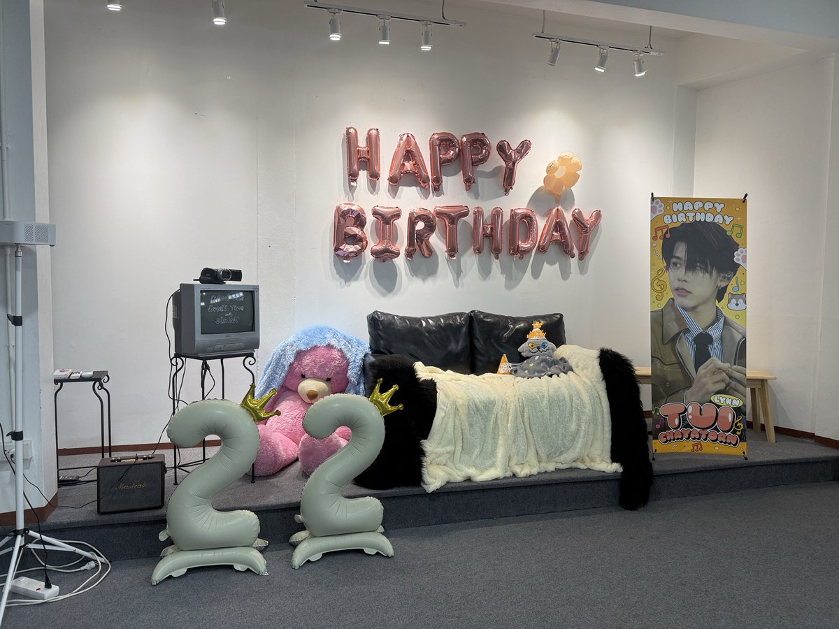 minicat01's tweet photo. 𓂃ෆ˚ Tui Chayatorn Birthday Cafe ᢉ𐭩
วันสุดท้าย แวะมาถ่ายรูปกันเยอะๆน้าาา
ตั้งใจทำมากๆๆๆ 💗 มีมุมถ่ายรูปเตมไปหมด
Cafe open 11:30 - 17:00 🫶🏻
𑣲 @TuiChayatorn ᢉ𐭩
#Tui22InPerfectBeat
#LYKN #TuiChayatorn https://t.co/2FnpB31OEx