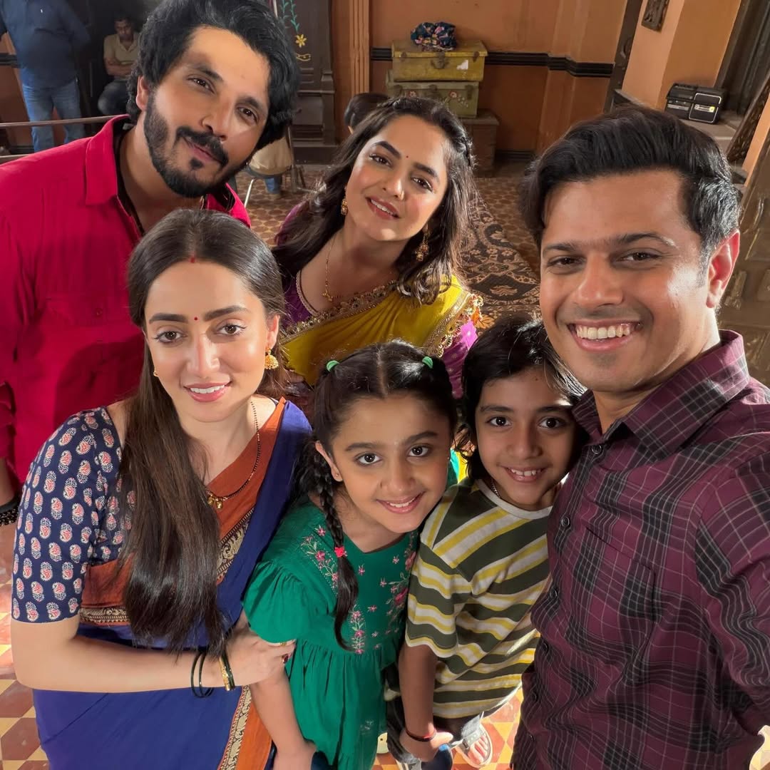 When the Deshmukhs come together, love and chaos follow! 💫
A behind-the-scenes glimpse from the Deshmukh Reunion. Watch Udne Ki Aasha – Deshmukh Mahasangam tonight at 8:30 PM only on Star Plus.

#UdneKiAashaDeshmukhMahasangam #DeshmukhReunion #SaChi #ShivAli #MrandMrsParshuram